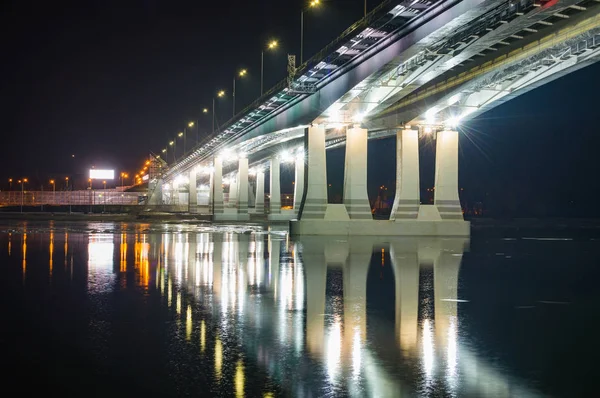 Nachtansicht der beleuchteten Brücke über dem Don in Rostow am Don in Russland — Stockfoto
