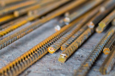 İnşaat armatürün çelik çubuklar camı kırar. Seçici odak