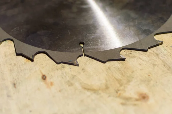 Cutting edge. Circular saw blade disc for wood cutting — Stock Photo, Image