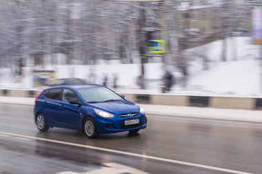 Rusya, Rostov on Don, 13 Şubat 2018: araba hareket City kar fırtınasında sürüş sokak