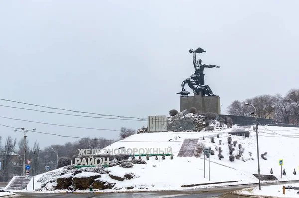 Rostov - on - Don, Rusia - 13 de febrero de 2018: Monumento a la Huelga de 1902. Famoso lugar en la frontera del distrito de la ciudad . —  Fotos de Stock
