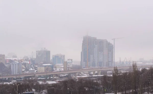 Rusia, Rostov on Don, 13 de febrero de 2018: Tiempo de nevada en el paisaje de la ciudad . — Foto de Stock