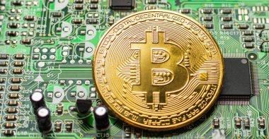 Bilgisayar devre kartında Altın Bitcoin Kripto para birimi. Makro çekim