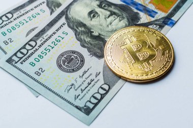 Altın Bitcoins bize dolar. Dijital para yakın çekim. Yeni sanal para. Kripto para birimi üstten görünüm. Yüz dolarlık banknotlar üzerinde bitcoin gerçek sikkeleri.