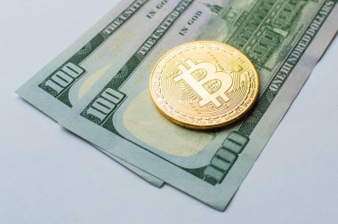 Altın Bitcoins bize dolar. Dijital para yakın çekim. Yeni sanal para. Kripto para birimi üstten görünüm. Yüz dolarlık banknotlar üzerinde bitcoin gerçek sikkeleri.