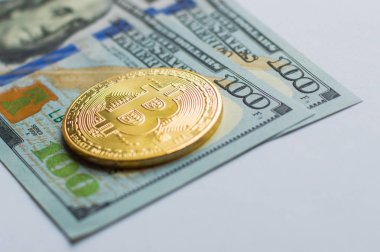 Altın Bitcoins bize dolar. Dijital para yakın çekim. Yeni sanal para. Kripto para birimi üstten görünüm. Yüz dolarlık banknotlar üzerinde bitcoin gerçek sikkeleri.