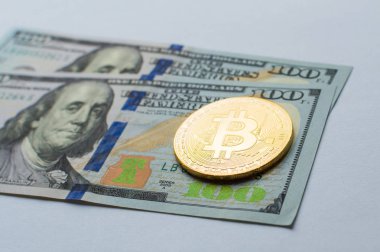 Altın Bitcoins bize dolar. Dijital para yakın çekim. Yeni sanal para. Kripto para birimi üstten görünüm. Yüz dolarlık banknotlar üzerinde bitcoin gerçek sikkeleri.