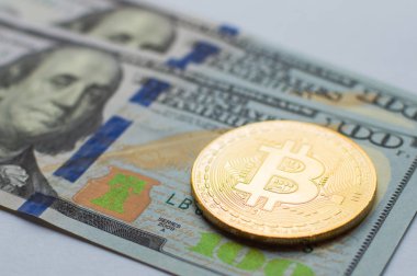 Altın Bitcoins bize dolar. Dijital para yakın çekim. Yeni sanal para. Kripto para birimi üstten görünüm. Yüz dolarlık banknotlar üzerinde bitcoin gerçek sikkeleri.