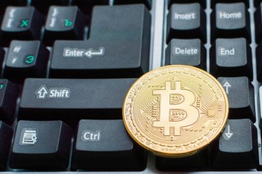 Klavyede bir altın bitcoin. Dijital kripto para birimi kavramı