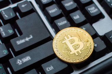 Klavyede bir altın bitcoin. Dijital kripto para birimi kavramı