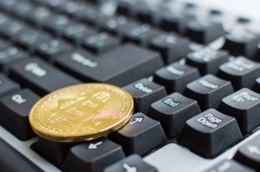 Klavyede bir altın bitcoin. Dijital kripto para birimi kavramı