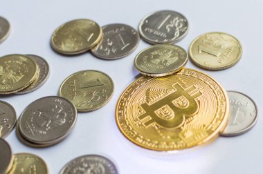 Rus sikkeleri üzerinde beyaz yüzey ile altın cryptocurrency bitcoin