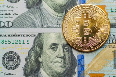 Altın Bitcoins bize dolar. Dijital para yakın çekim. Yeni sanal para. Kripto para birimi üstten görünüm. Yüz dolarlık banknotlar üzerinde bitcoin gerçek sikkeleri.