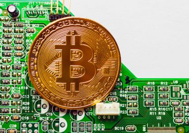 Bilgisayar devre kartında Altın Bitcoin Kripto para birimi. Makro çekim