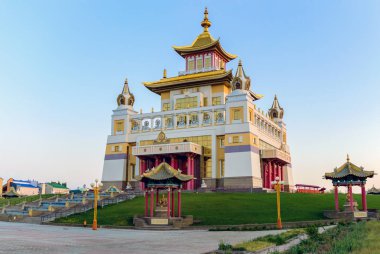 Budist tapınağı Buddha Shakyamuni 'nin altın tapınağı Elista, Kalmykia, Rusya