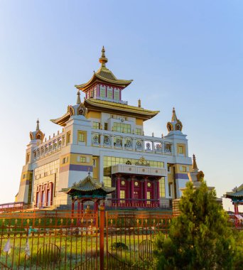 Budist tapınağı Buddha Shakyamuni 'nin altın tapınağı Elista, Kalmykia, Rusya