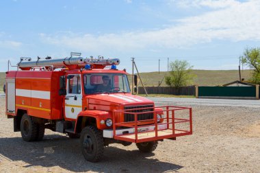Kalmıkya, Rusya, 5 Mayıs 2018: Ulusal yedekte doğal bozkır veya orman yangınları söndürme için kırmızı itfaiye arabası. Kavram: Yangın Söndürme Yangın önleyici donatım tam hazır.