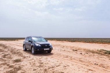 Kalmıkya, Rusya - 6 Mayıs 2018: Siyah modern araba Suv Honda Crv yarı çöl bölgesinde. Seyahat Offroad