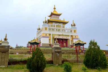 Budist tapınağı Buddha Shakyamuni 'nin altın tapınağı Elista, Kalmykia, Rusya