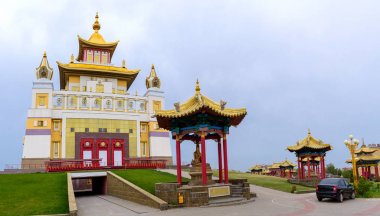 Budist tapınağı Buddha Shakyamuni 'nin altın tapınağı Elista, Kalmykia, Rusya