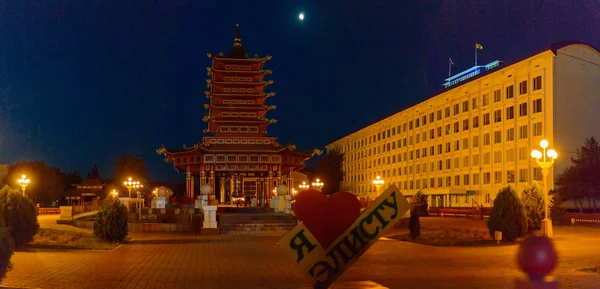 Pagoda buddista di sette giorni e segno Amo Elista sulla piazza Lenin — Foto Stock