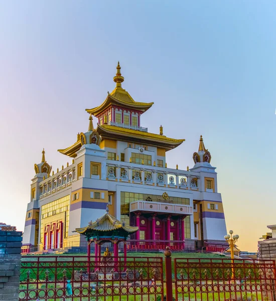 Boeddhistische tempel Golden Abode van Boeddha Shakyamuni in Elista, Republiek Kalmykia, Rusland — Stockfoto