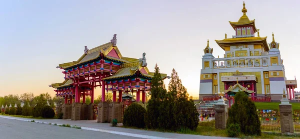 Buddhistischer Tempel Goldene Wohnstätte von Buddha Shakyamuni in Elista, Republik Kalmückien, Russland — Stockfoto