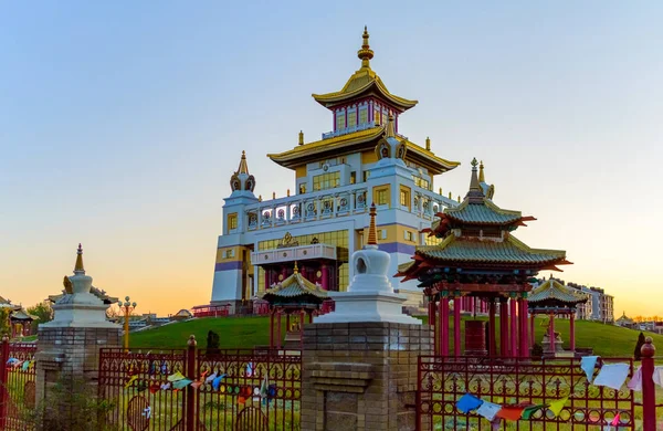 Temple bouddhiste Demeure dorée du Bouddha Shakyamuni à Elista, République de Kalmykia, Russie — Photo