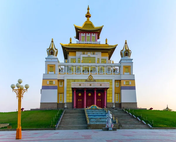 बौद्ध मंदिर एलिस्टा, कल्मीकिया प्रजासत्ताक, रशिया मध्ये बुद्ध शकीकमुनीचे गोल्डन अवशेष — स्टॉक फोटो, इमेज