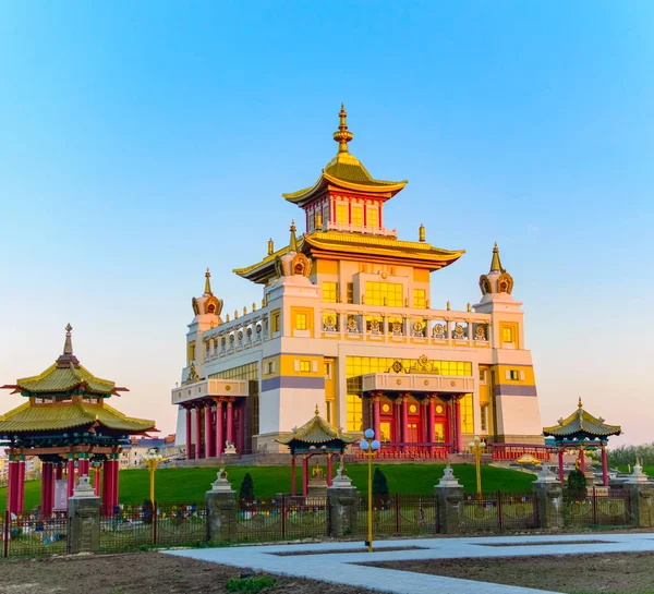 Buddhistischer Tempel Goldene Wohnstätte von Buddha Shakyamuni in Elista, Republik Kalmückien, Russland — Stockfoto