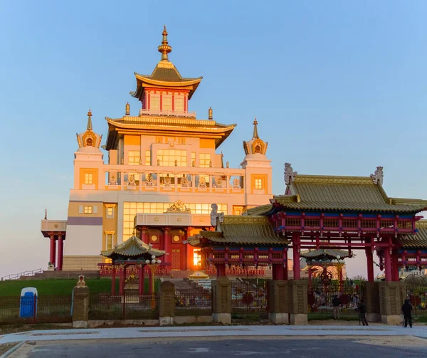 Temple bouddhiste Demeure dorée du Bouddha Shakyamuni à Elista, République de Kalmykia, Russie — Photo