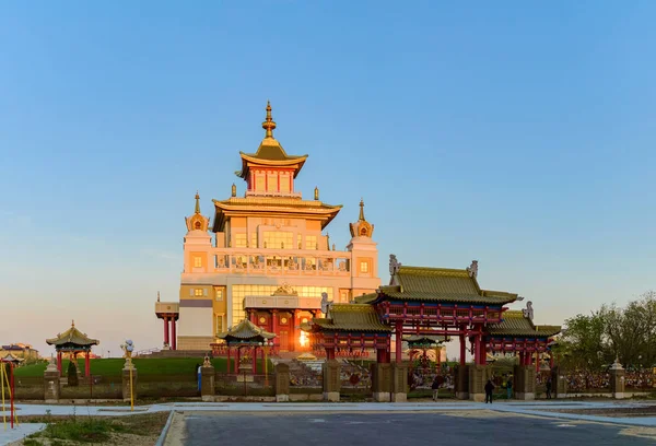 Temple bouddhiste Demeure dorée du Bouddha Shakyamuni à Elista, République de Kalmykia, Russie — Photo