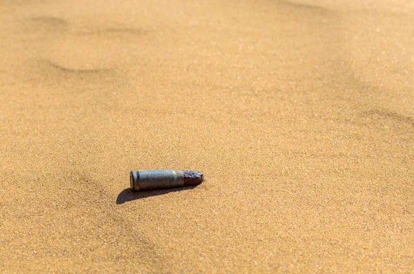 Starý rezavý bullet nábojnice v písku uzavřít. Koncepce: ozbrojené konflikty na Středním východě — Stock fotografie