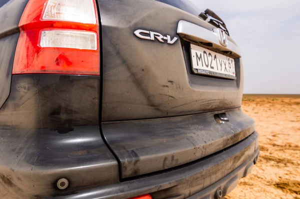 Kalmıkya, Rusya - 6 Mayıs 2018: Toz siyah modern araba Suv Honda Crv yarı çöl bölgesinde. Seyahat Offroad