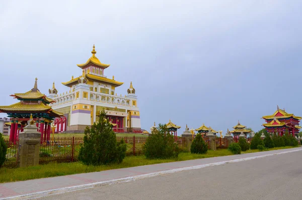 Buddhistischer Tempel Goldene Wohnstätte von Buddha Shakyamuni in Elista, Republik Kalmückien, Russland — Stockfoto