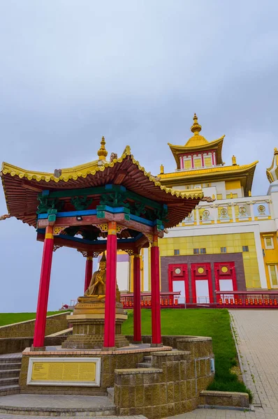 Buddhistischer Tempel Goldene Wohnstätte von Buddha Shakyamuni in Elista, Republik Kalmückien, Russland — Stockfoto