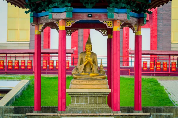 Uno de los maestros de estatuas budistas fuera del edificio del templo. El templo budista más grande de Rusia y Europa en Elista — Foto de Stock