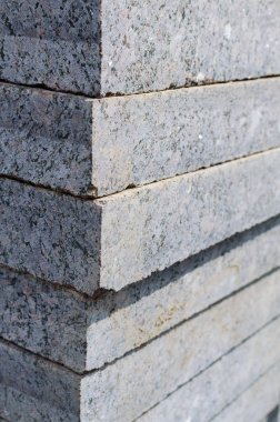 Beton veya granit gri kare kaldırım döşeme veya taş zemin, duvar ve yol için yığılmış. Sanayi üretim veya kavram bina