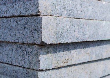 Beton veya granit gri kare kaldırım döşeme veya taş zemin, duvar ve yol için yığılmış. Sanayi üretim veya kavram bina