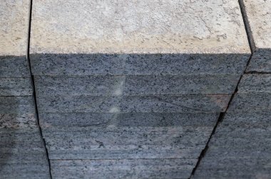 Beton veya granit gri kare kaldırım döşeme veya taş zemin, duvar ve yol için yığılmış. Sanayi üretim veya kavram bina