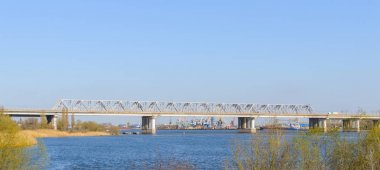 Batı Demiryolu Köprüsü nehir Don yukarıda. Arka plan üzerinde endüstriyel bağlantı noktası