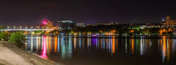 Gece şehir panoraması ile Rostov-on-Don çıkabilir — Stok fotoğraf