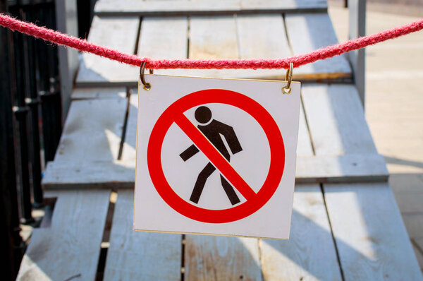 Запрещен проход подписи. Знак прохода запрещен, нет входа, нет входа. Закрытый проход к лестнице
