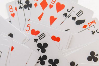 Beyaz arkaplanda elle izole edilmiş kartlar oynanıyor