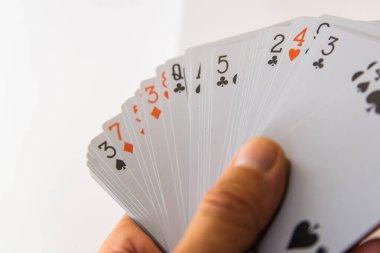 Beyaz arkaplanda elle izole edilmiş kartlar oynanıyor