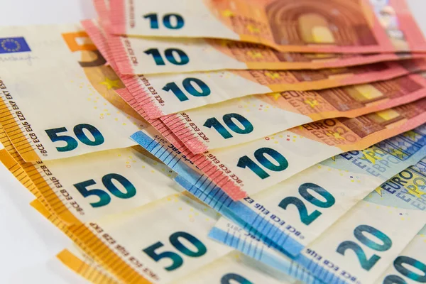 Billetes en euros aislados sobre blanco con ruta de recorte — Foto de Stock