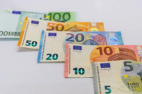 Банкноты евро, изолированные над белым цветом — стоковое фото