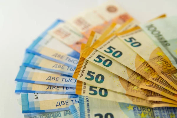 Antecedentes de billetes en euros y rublos rusos. Tipo de cambio — Foto de Stock