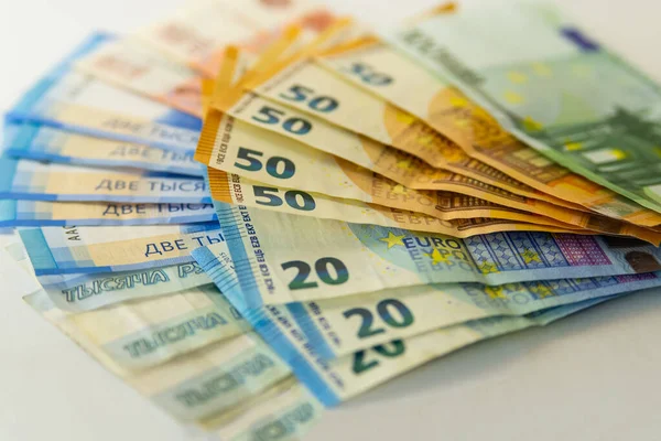 Antecedentes de billetes en euros y rublos rusos. Tipo de cambio — Foto de Stock