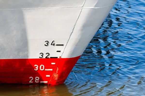 Casco de navio vermelho e branco com linha de água e medida de escala de projecto — Fotografia de Stock